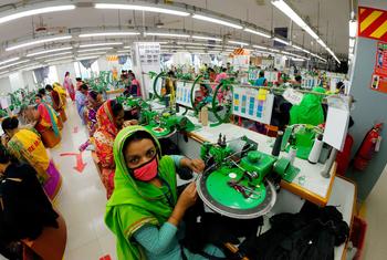 孟加拉国一家服装出口工厂的生产车间。