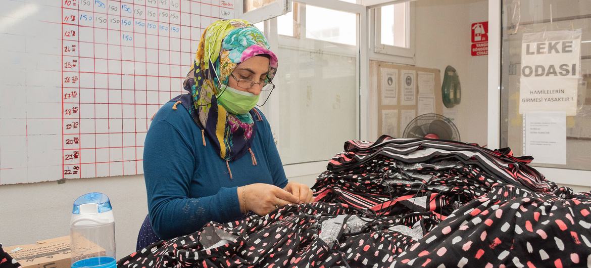 Une employée au travail dans une usine textile à İzmir, en Turquie.