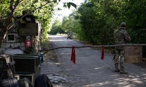 A soldier stands guard at a Ukrainian military checkpoint on the contact line in Bakhmut, where Wagner Group mercenaries have been fighting alongside Russian army forces. (file)