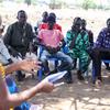 Un officier de la MINUSS discute de la rareté de l'eau avec les agriculteurs afin d'aider à prévenir les conflits entre eux et la communauté agricole à Kworijik, au Sud-Soudan.