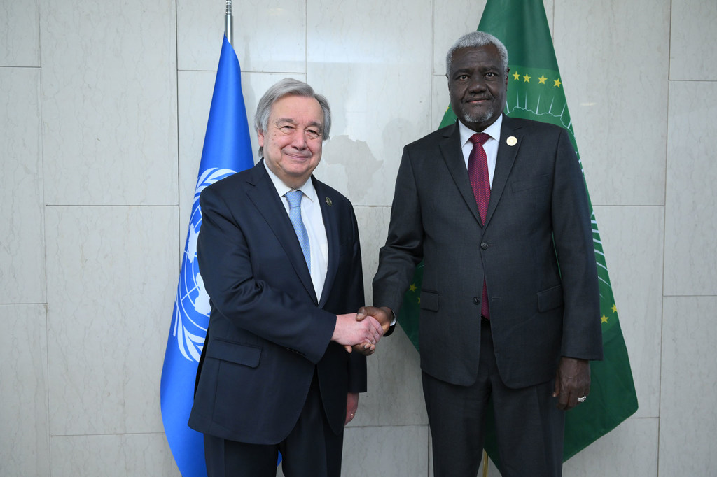 Le Secrétaire général de l'ONU, António Guterres (à gauche), rencontre le Président de la Commission de l'Union africaine, Moussa Faki Mahamat, à Addis-Abeba, en Éthiopie, en février 2023.