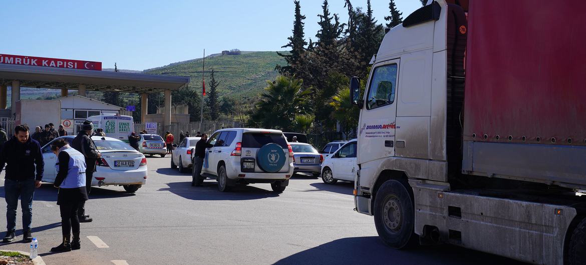 وكالات الأمم المتحدة تنقل مواد الإغاثة من تركيا إلى شمال غرب سوريا.