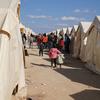 Des familles déplacées par le tremblement de terre du 6 février sont temporairement hébergées dans des tentes à Aziz, en Syrie.