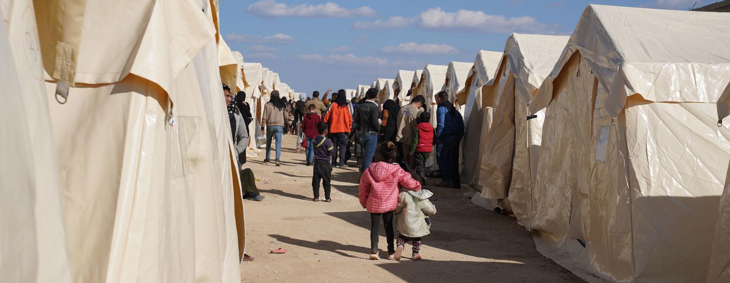 Des familles déplacées par le tremblement de terre du 6 février sont temporairement hébergées dans des tentes à Aziz, en Syrie.