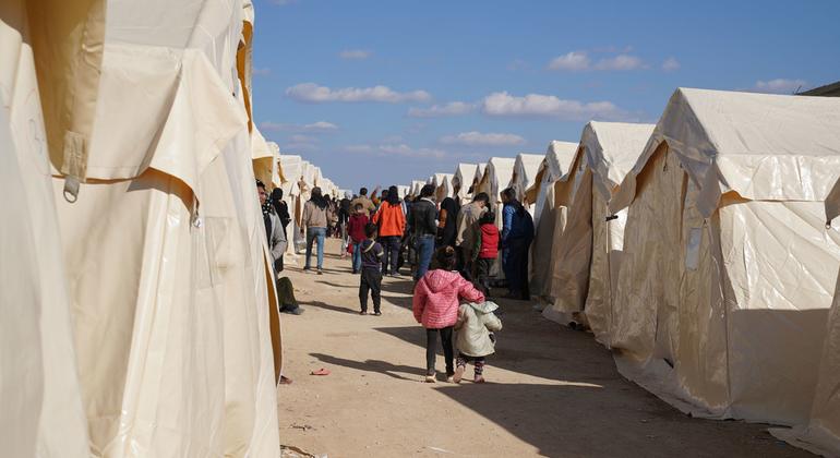Des familles déplacées par le tremblement de terre du 6 février sont temporairement hébergées dans des tentes à Azaz, en Syrie.