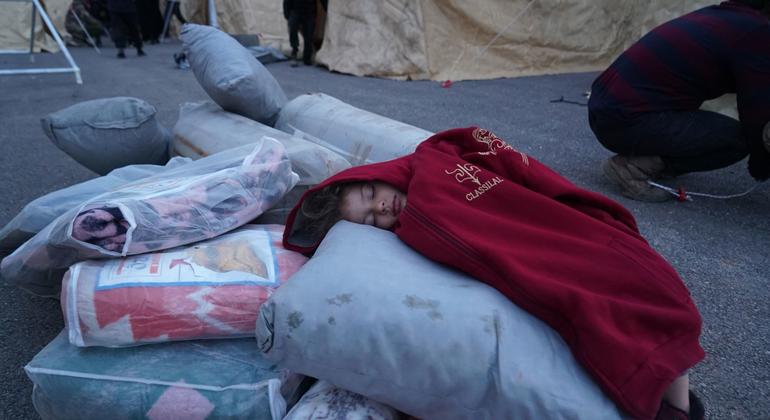 طفل ينام على مواد إغاثية في أحد مراكز الاستقبال في بلدة الجنديريس شمال سوريا.