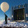 一个气象气球准备在澳大利亚南极站释放。 