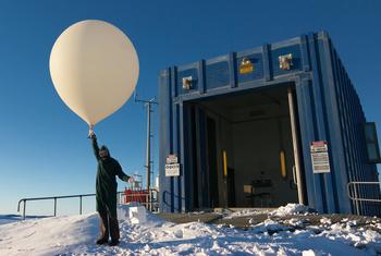 Um balão meteorológico é preparado para lançamento em uma estação australiana na Antártica