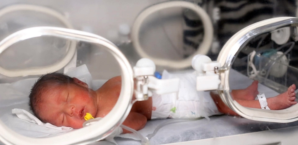 在地震发生后不久，四名婴儿在位于阿勒颇省叛军控制的达勒特阿扎市阿尔法杜斯医院通过剖腹产出生。