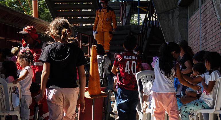 Niños desplazados a la espera de ayuda