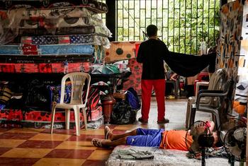 Familia desplazada en un centro de acogida temporal