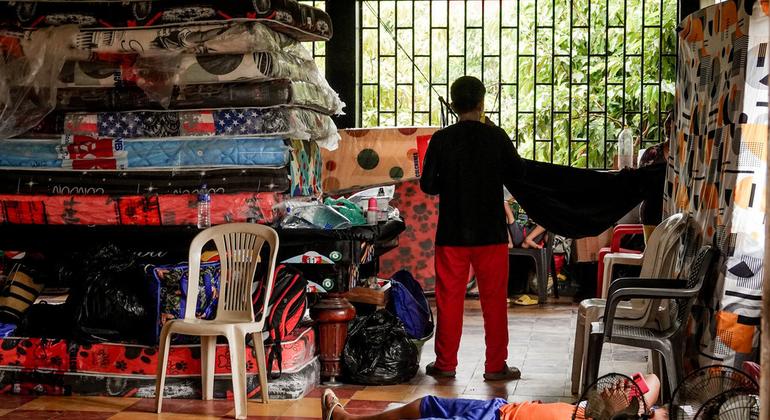 Familia desplazada en un centro de acogida temporal