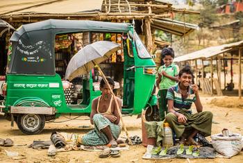 Представитель народности рохинджа с внуками в лагере беженцев в Кокс-Базаре, Бангладеш.