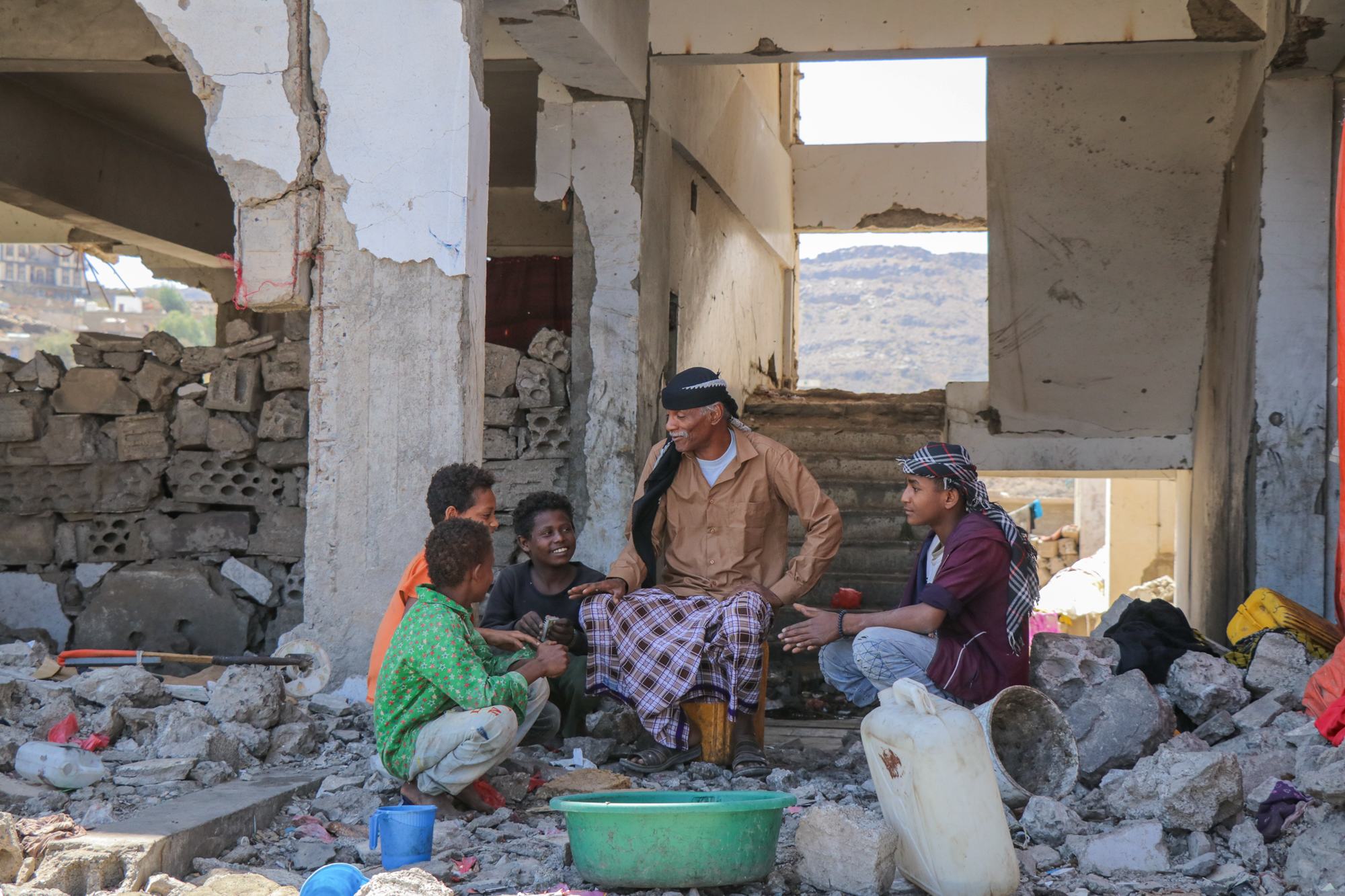 也门阿尔达勒省境内流离失所者营地中的一个家庭。