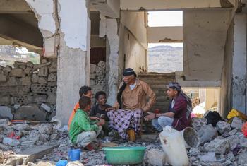أسرة نازحة داخليا في موقع للنازحين في محافظة الضالع، باليمن.