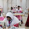 在孟加拉国达卡参加缝纫培训的年轻女性。