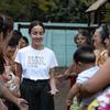 Cecilia Suárez, actriz mexicana y embajadora mundial de la Iniciativa Spotlight, visita el refugio Nuestra Señora del Milagro para mujeres víctimas de la violencia en Argentina.