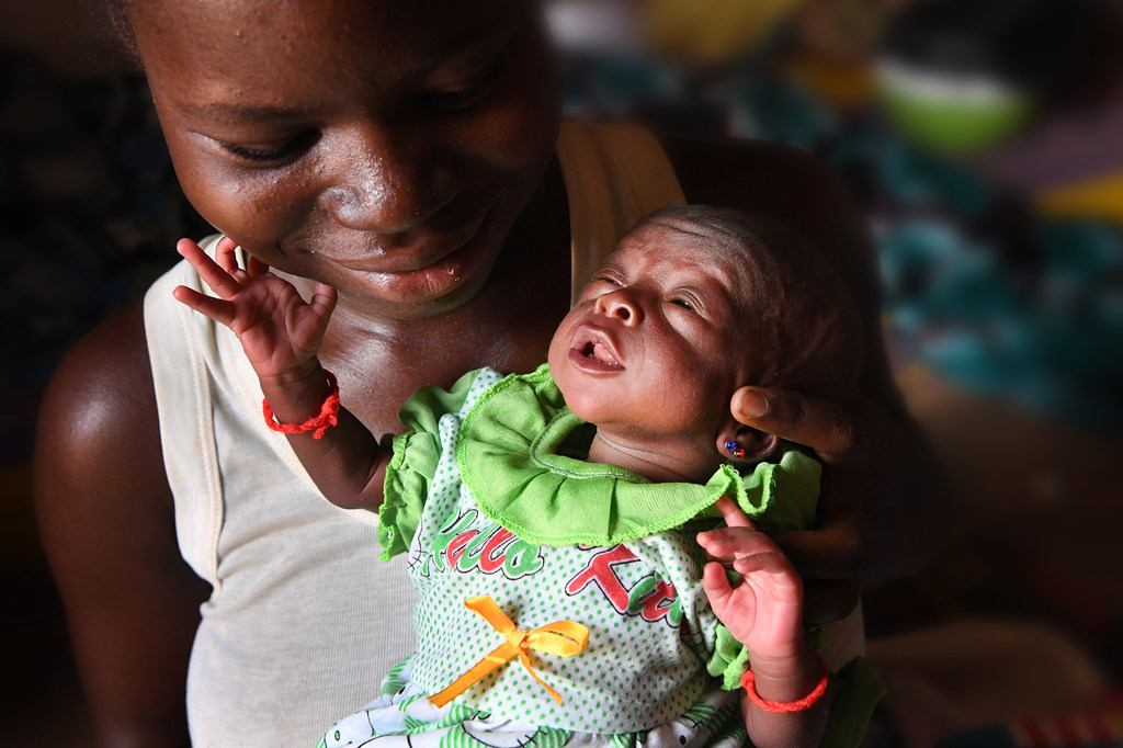 Une jeune femme déplacée avec son nouveau-né dans la région centre-nord du Burkina Faso.