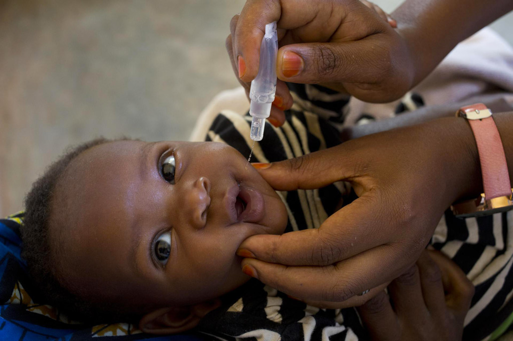 Un enfant reçoit un vaccin contre la poliomyélite au Burundi. (archives)