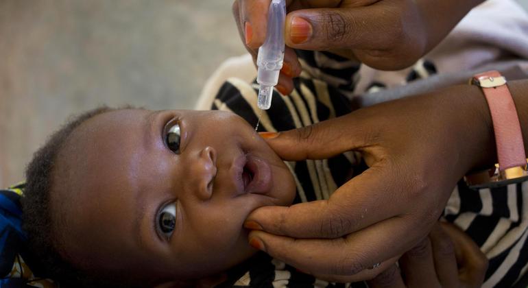 Mtoto akipokea chanjo ya polio nchini Burundi. (Maktaba)