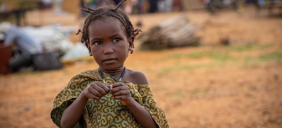 Los niños de un campo de desplazados de Malí reciben ayuda para recuperarse de situaciones traumáticas.