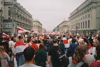 2020年11月，示威者在白俄罗斯明斯克进行和平与独立游行。 