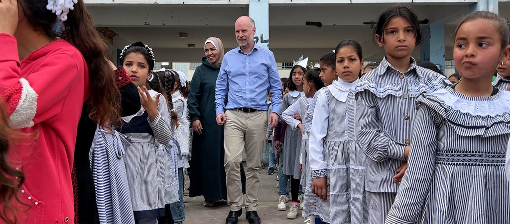 زار مسؤول من وكالة الأونروا مدرسة في غزة، وسار بين الطلاب الذين يرتدون الزي المدرسي.