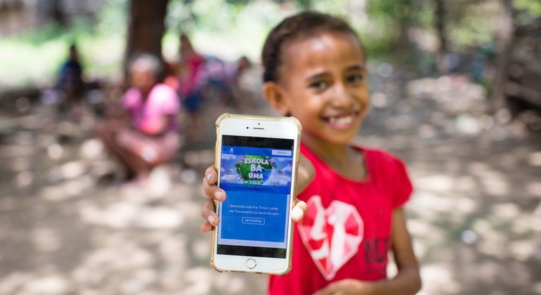 Doğu Timor'da bir kız, yeni koronavirüs pandemisi nedeniyle okulu kapalıyken ders çalışmak için kullanacağı çevrimiçi platformu sergiliyor.