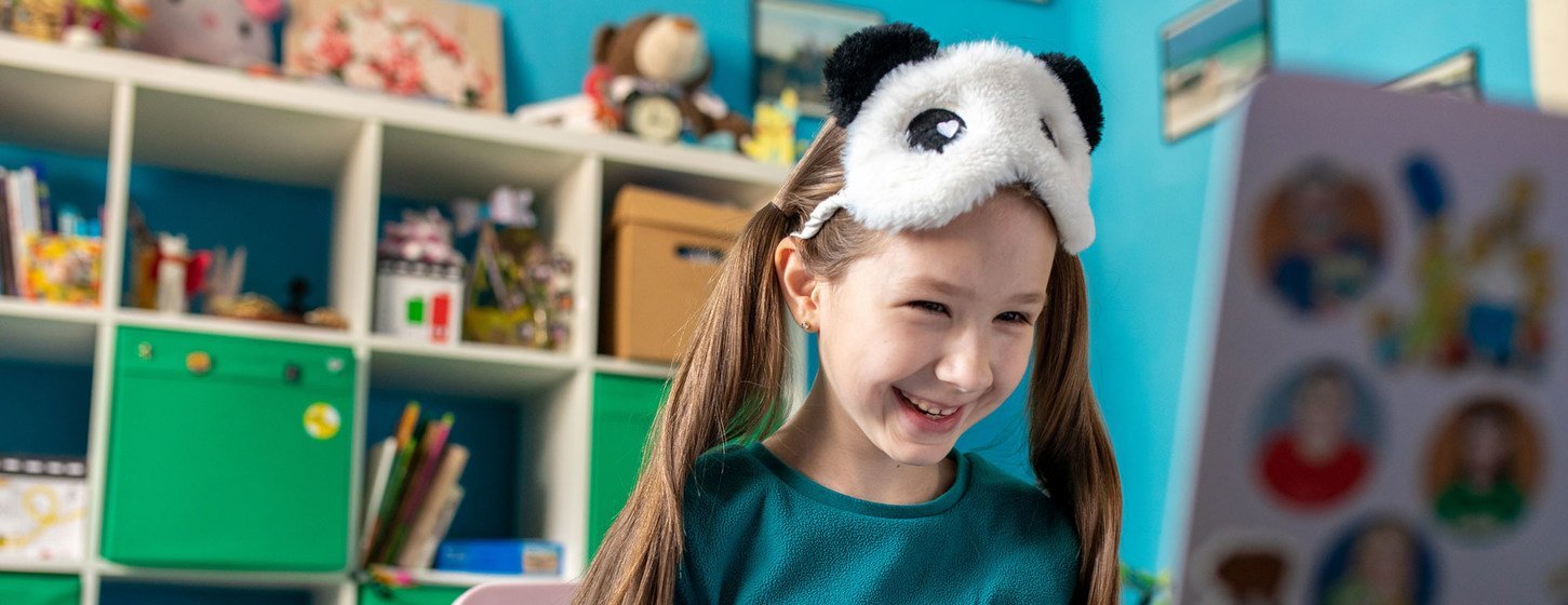 Une fillette de sept ans étudie en ligne chez elle à Kiev, en Ukraine, car les écoles restent fermées en raison de la pandémie de COVID-19. 