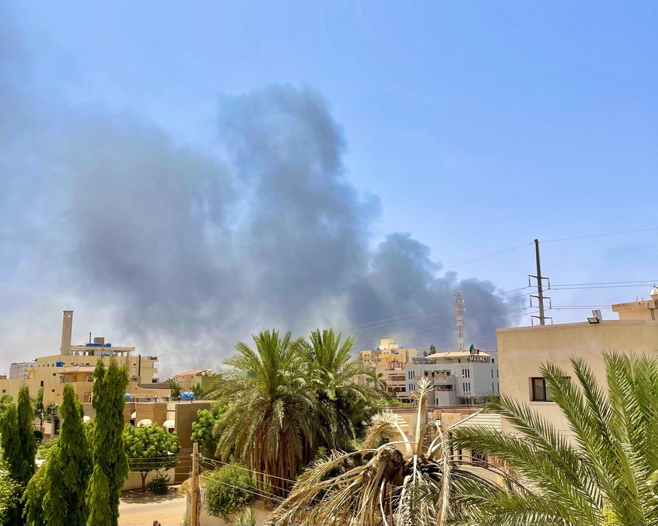 На фото: дым над столицей Судана Хартумом