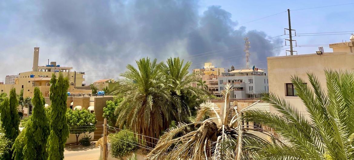 Se levanta humo tras un bombardeo en el barrio de Al-Tayif de Jartum, Sudán.