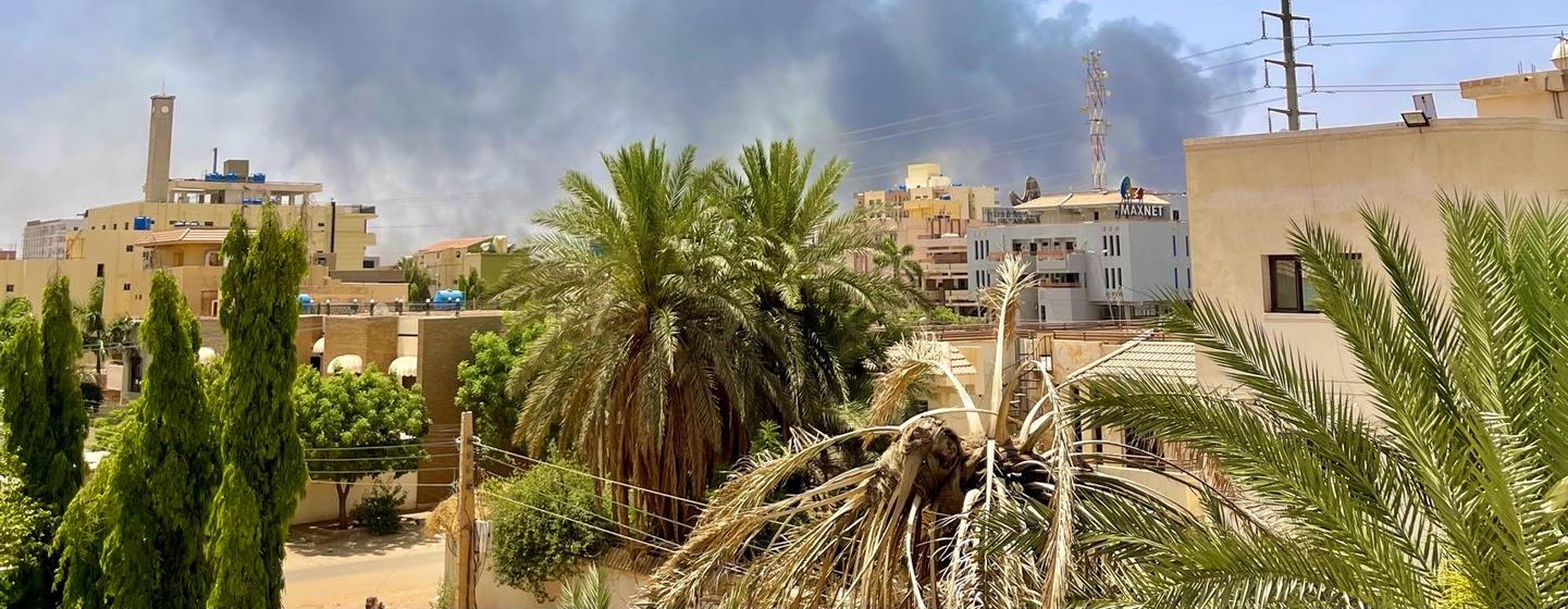 De la fumée monte à la suite d'un bombardement dans le quartier Al-Tayif de Khartoum, au Soudan.