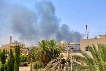 सूडान की राजधानी ख़ारतूम की अल-तायिफ़ बस्ती में, बामबारी के बाद उठता धुआँ.