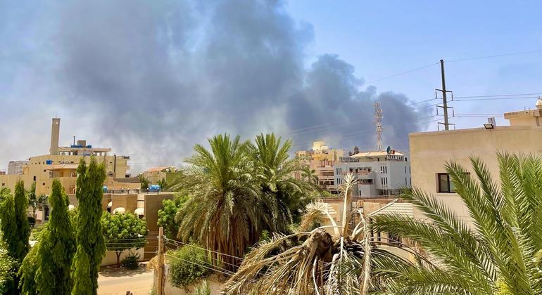 苏丹喀土穆塔伊夫（Al-Tayif）居民区发生爆炸后冒出浓烟。
