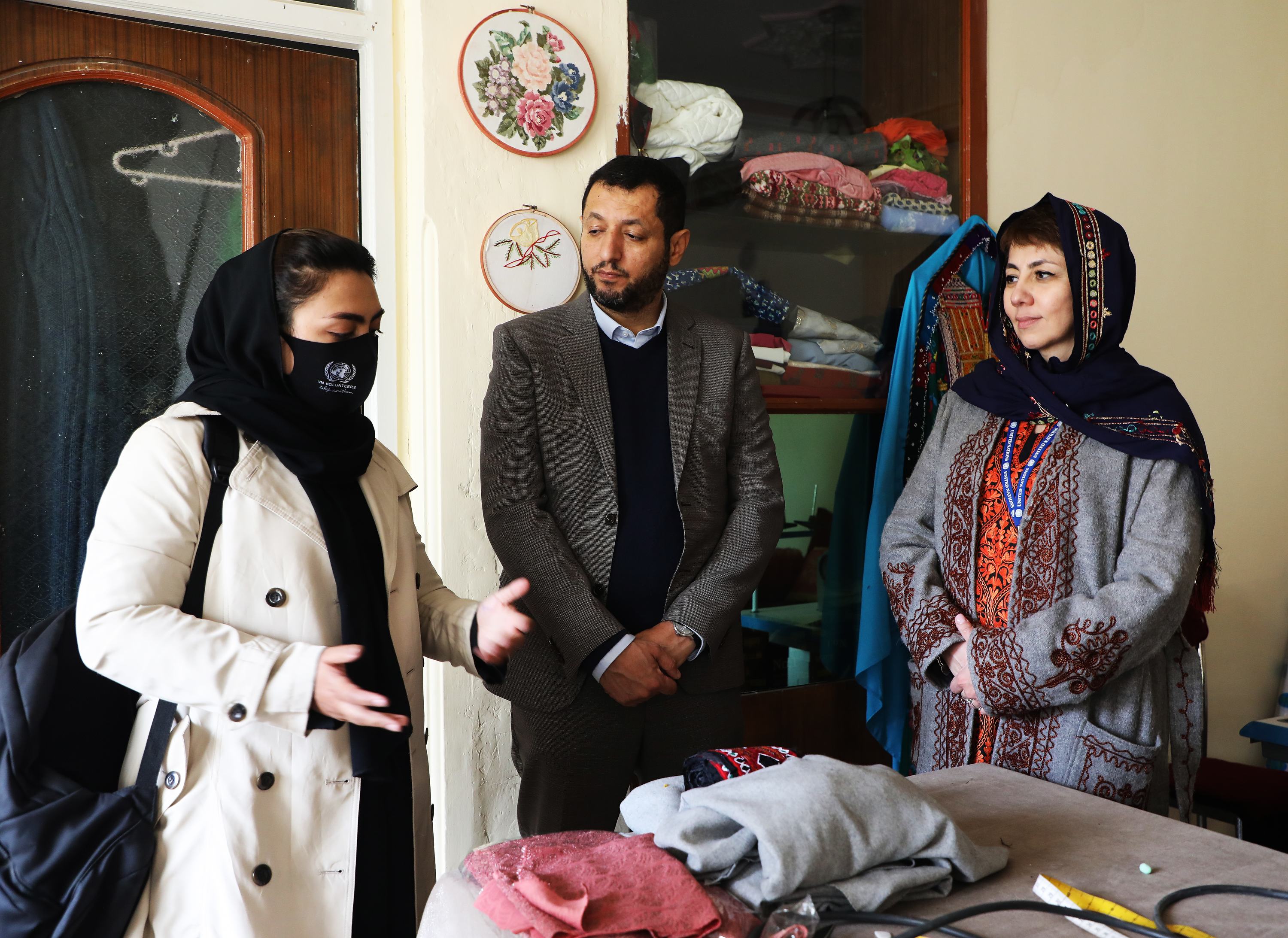 开发署驻阿富汗副代表布祖鲁科娃（右一）在巴尔赫省会见妇女代表，她们的生意得到了开发署的支持。