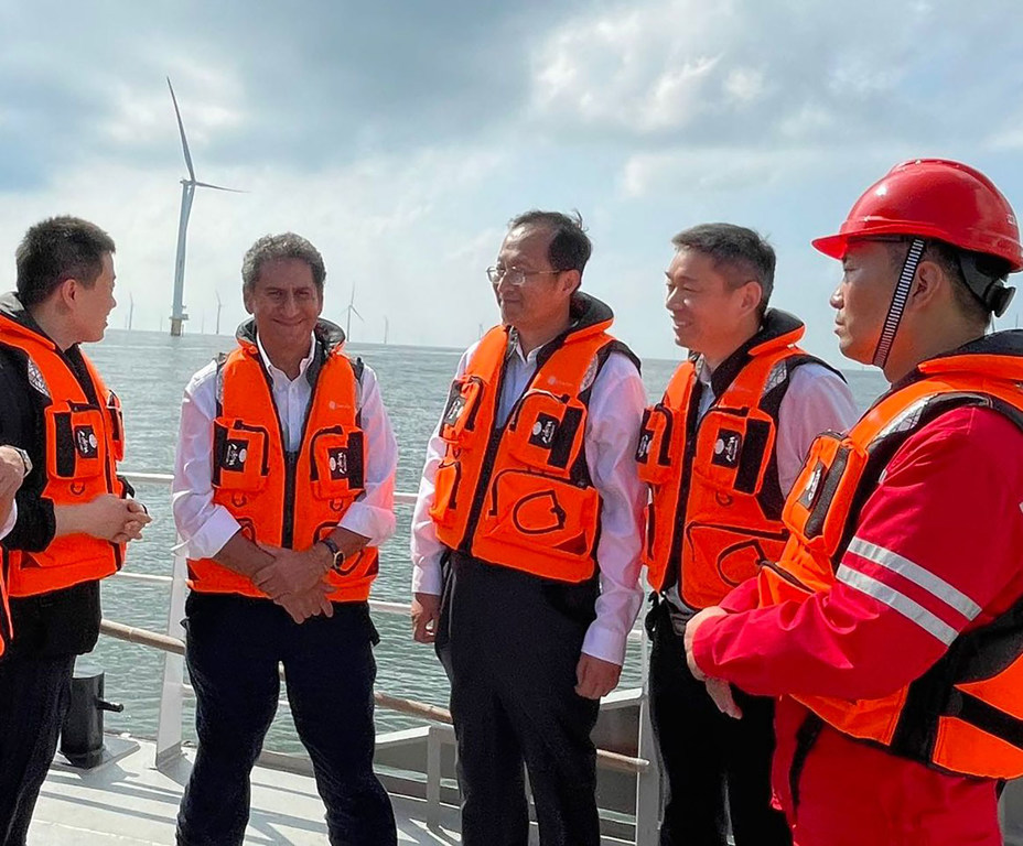 Le Directeur général de l'IRENA, Francesco La Camera (deuxième à gauche), visite un projet d'énergie éolienne en mer de la ville chinoise de Yancheng.