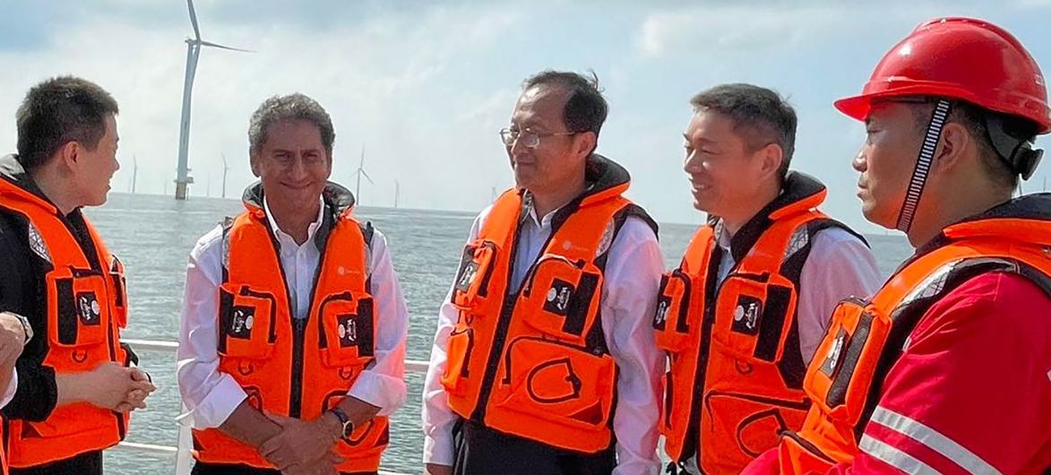 国际可再生能源署总干事弗朗西斯科·拉·卡梅拉参观中国国家电力投资集团在江苏盐城市滨海县的海上风电项目。