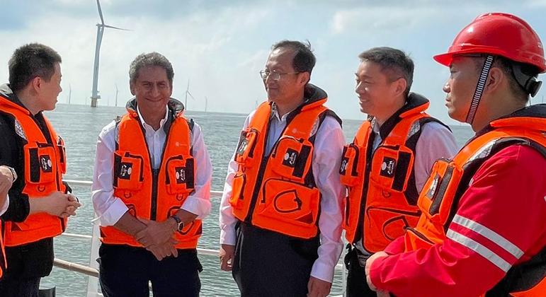 El director general de IRENA, Francesco La Camera (segundo a la izquierda), visita un proyecto de energía eólica marina en la ciudad china de Yancheng.
