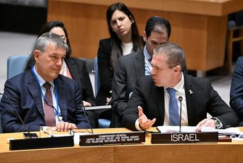 मध्य पूर्व में उपजे संकट पर सुरक्षा परिषद की बैठक के दौरान, UNRWA महाआयुक्त फ़िलिपे लज़ारिनी और यूएन में इसराइल के स्थाई प्रतिनिधि राजदूत गिलाद ऐरदान (दाएँ).