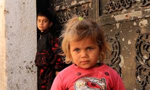 Dos niños en la ciudad de Gaza. Los socios humanitarios también han sido testigos del aumento de los niveles de desnutrición entre los niños.