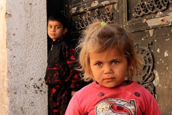 Dos niños en la ciudad de Gaza. Los socios humanitarios también han sido testigos del aumento de los niveles de desnutrición entre los niños.