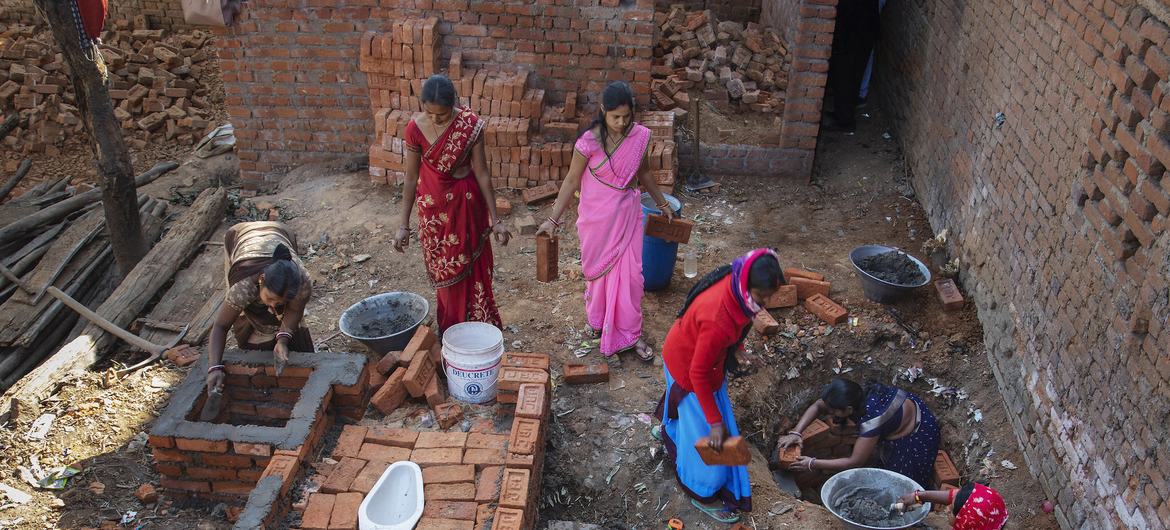 भारत में, चिनाई का काम एक विशेष कौशल है जो आमतौर पर पुरुषों का वर्चस्व है. लेकिन झारखंड की रानी मिस्त्रियाँ अब इन लैंगिक पूर्वाग्रहों को तोड़ चुकी हैं.