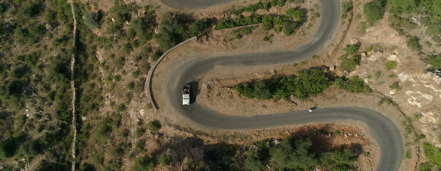 在印度北部的拉贾斯坦邦，世界银行提供了大量资金，支持修建了 3600 多条道路，这些道路绵延超过 1万公里，惠及 3677 个居民点。