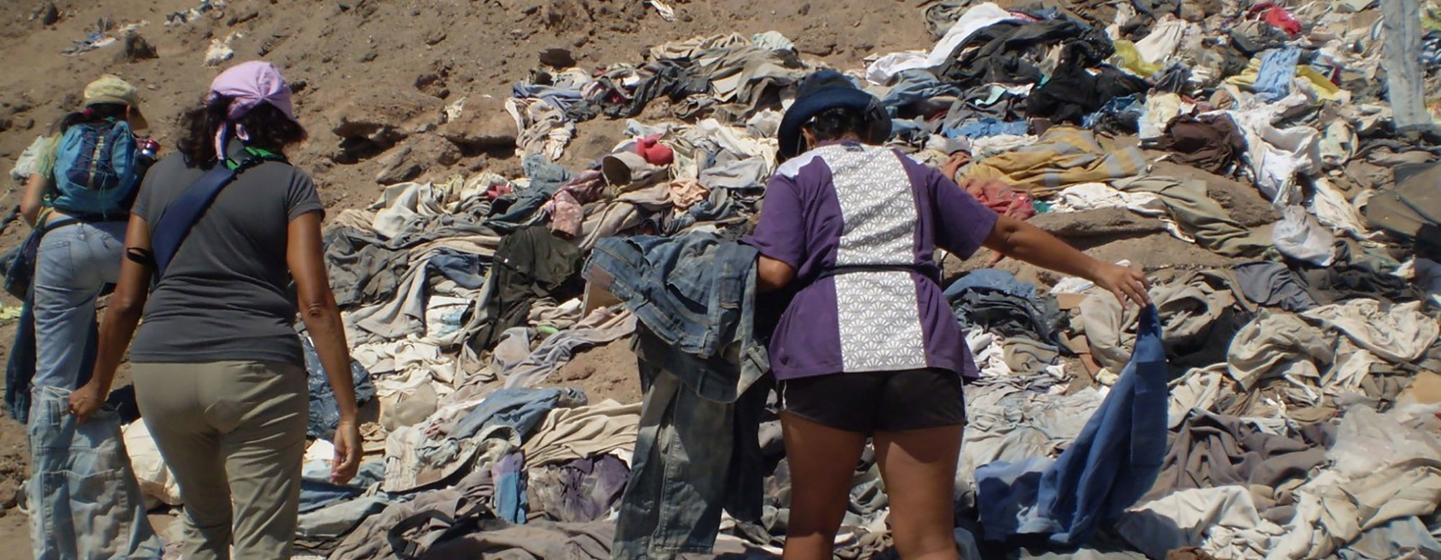 Una parte importante de las prendas del mercado de ropa de segunda mano que llegan a Chile carecen de valor, por lo que son arrojadas al desierto.