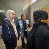 Yasmina Guerda, travailleuse humanitaire de l'ONU (au centre), s'entretient avec une Palestinienne à Rafah, Gaza, en mars 2024.