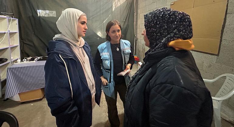 Yasmina Guerda, travailleuse humanitaire de l'ONU (au centre), s'entretient avec une Palestinienne à Rafah, Gaza, en mars 2024.