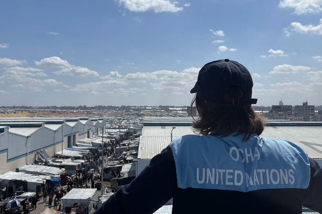 Un funcionario de la Oficina de Coordinación de Asuntos ONU (OCHA, por sus siglas en inglés) observa un gran campamento de refugiados con tiendas de campaña en Rafah, Gaza.