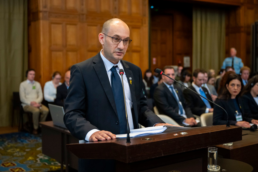 Wakala Mwenza wa Israeli, Bw. Gilad Noam, akizungumza jukwaani wakati wa kikao cha Mahakama ya Kimataifa ya Haki (ICJ) huko The Hague.