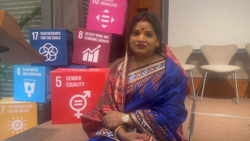 ओडिशा की ट्रांसजेंडर कार्यकर्ता साधना मिश्रा , UN Women India के एक कार्यक्रम में एसडीजी बॉक्स के सामने बैठी हैं।