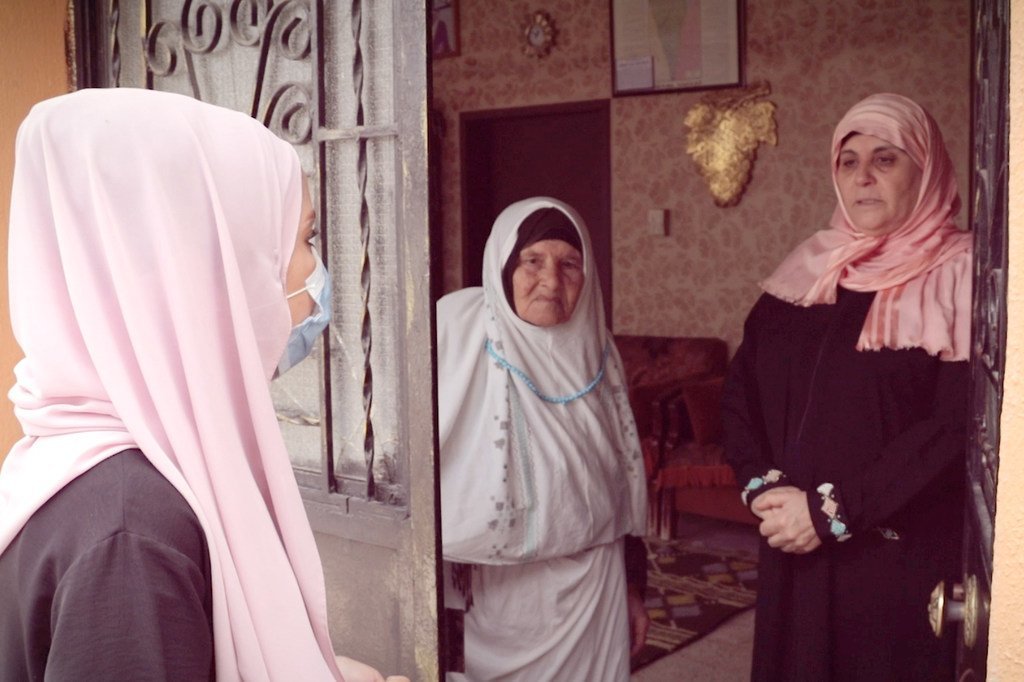 يقدم متطوعو الحملة المساعدة للاجئين الفلسطينيين المسنين في تسجيل لقاح كوفيد-19 على منصة وزارة الصحة.